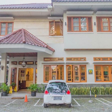 Hotel Reddoorz Near Simpang Dago 2 Bandung Esterno foto
