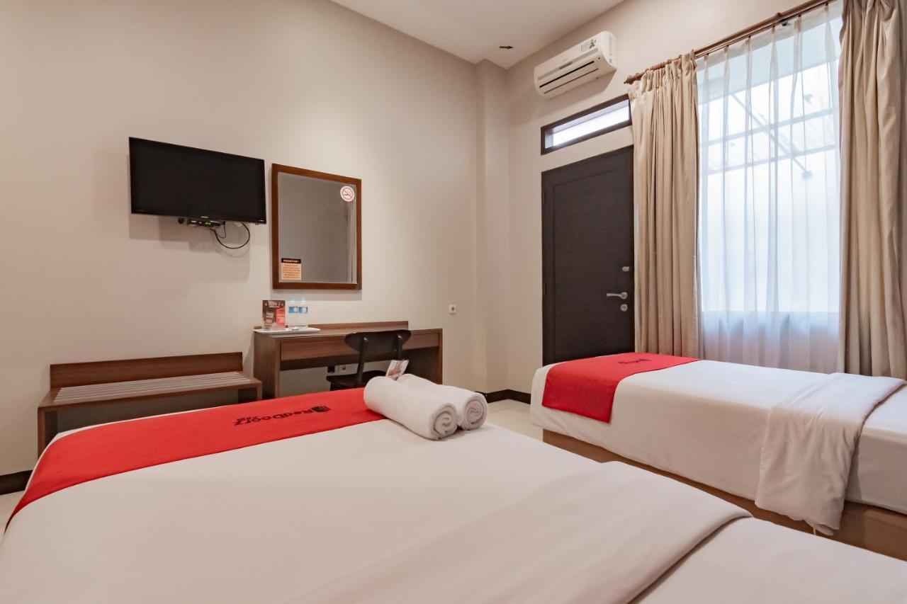 Hotel Reddoorz Near Simpang Dago 2 Bandung Esterno foto