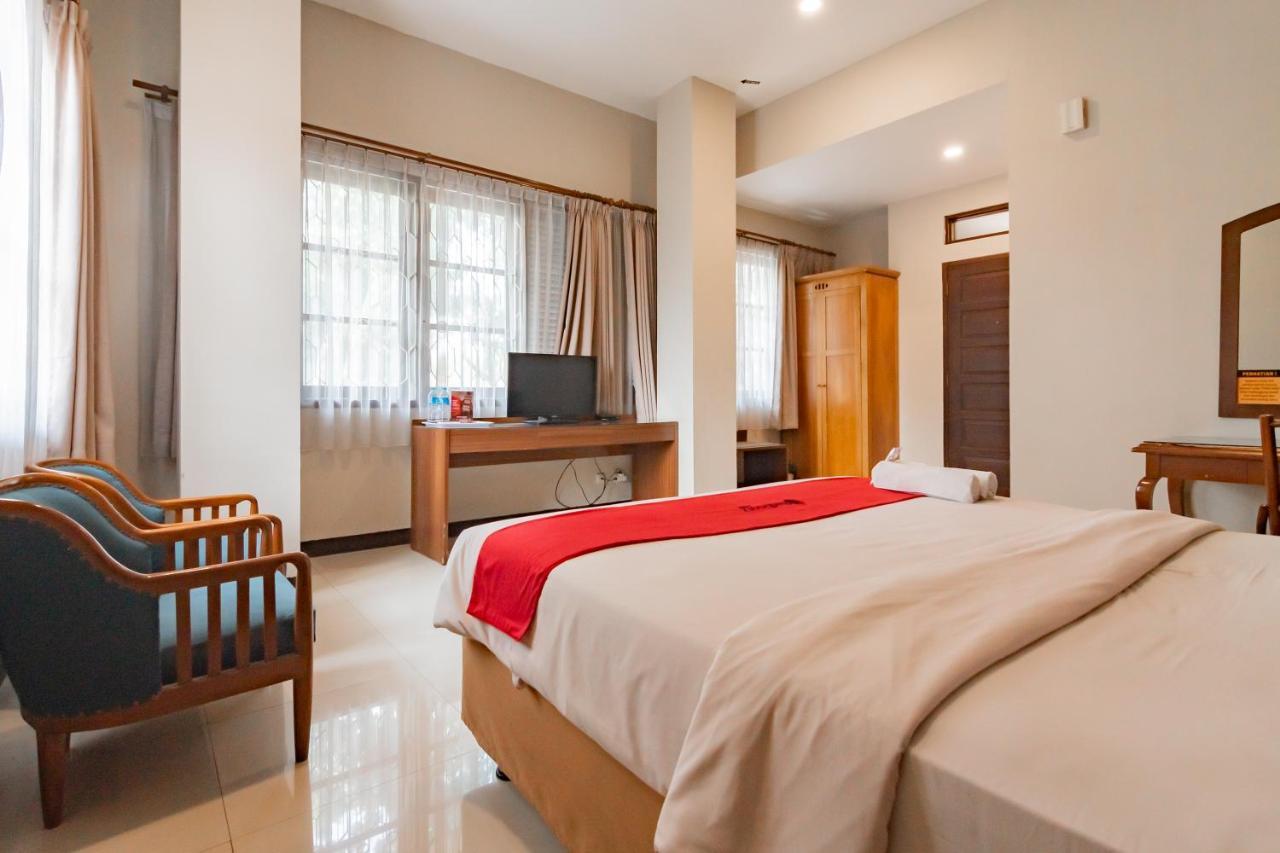 Hotel Reddoorz Near Simpang Dago 2 Bandung Esterno foto