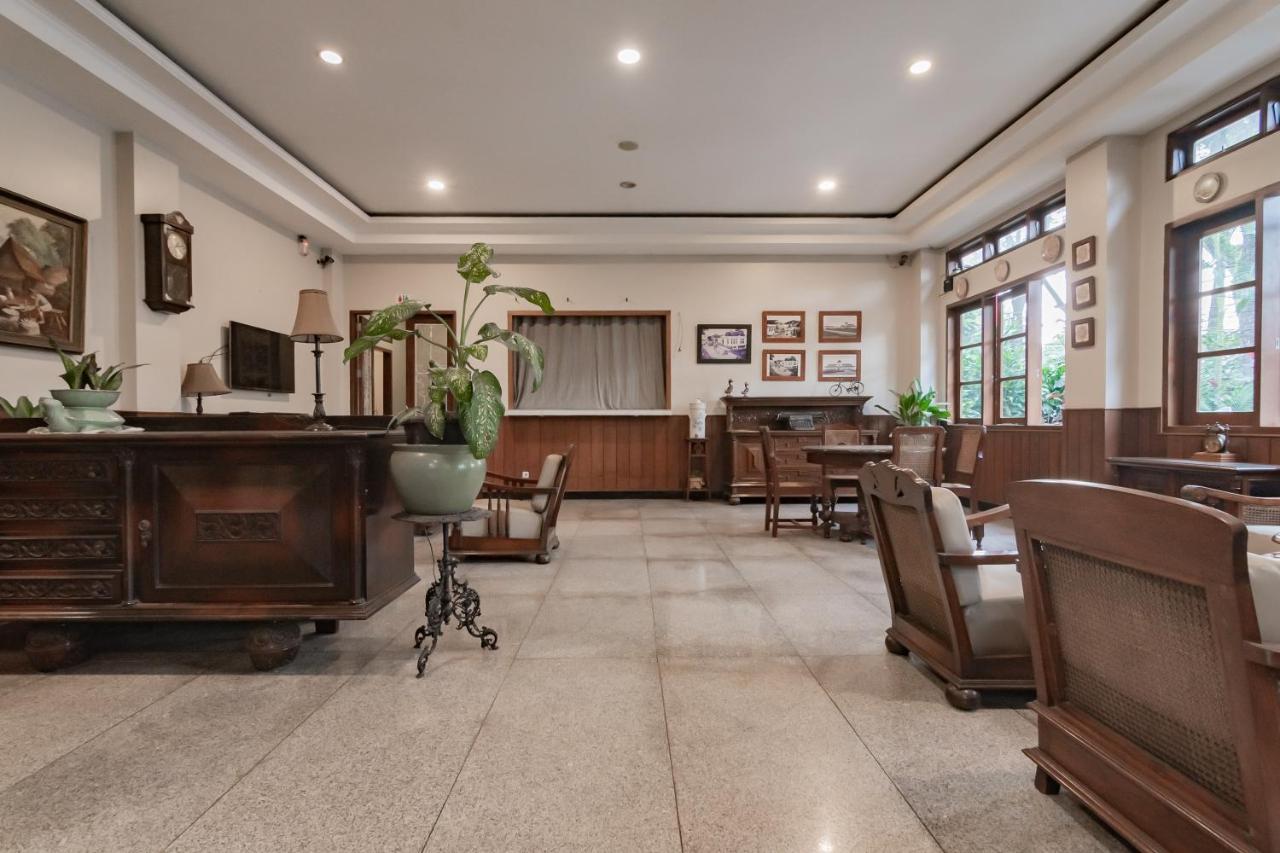 Hotel Reddoorz Near Simpang Dago 2 Bandung Esterno foto