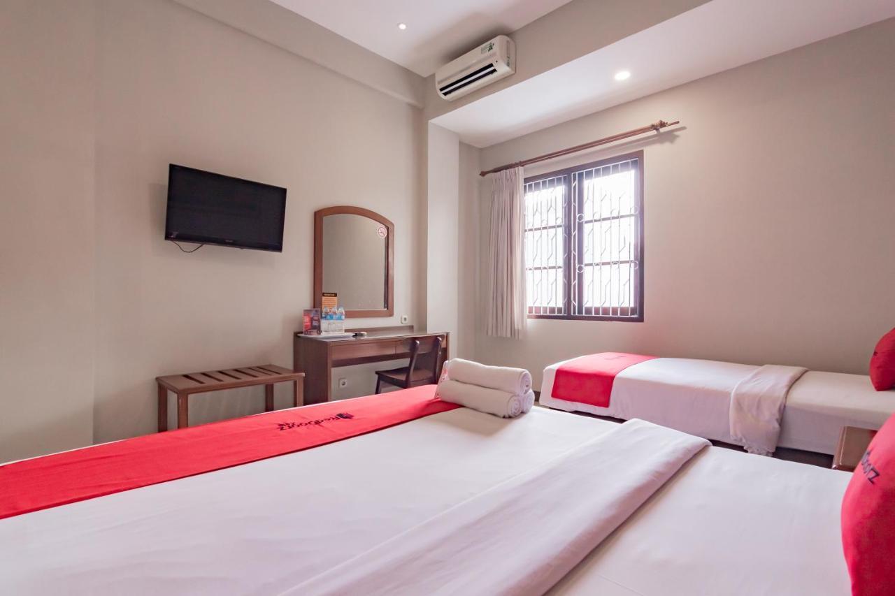 Hotel Reddoorz Near Simpang Dago 2 Bandung Esterno foto