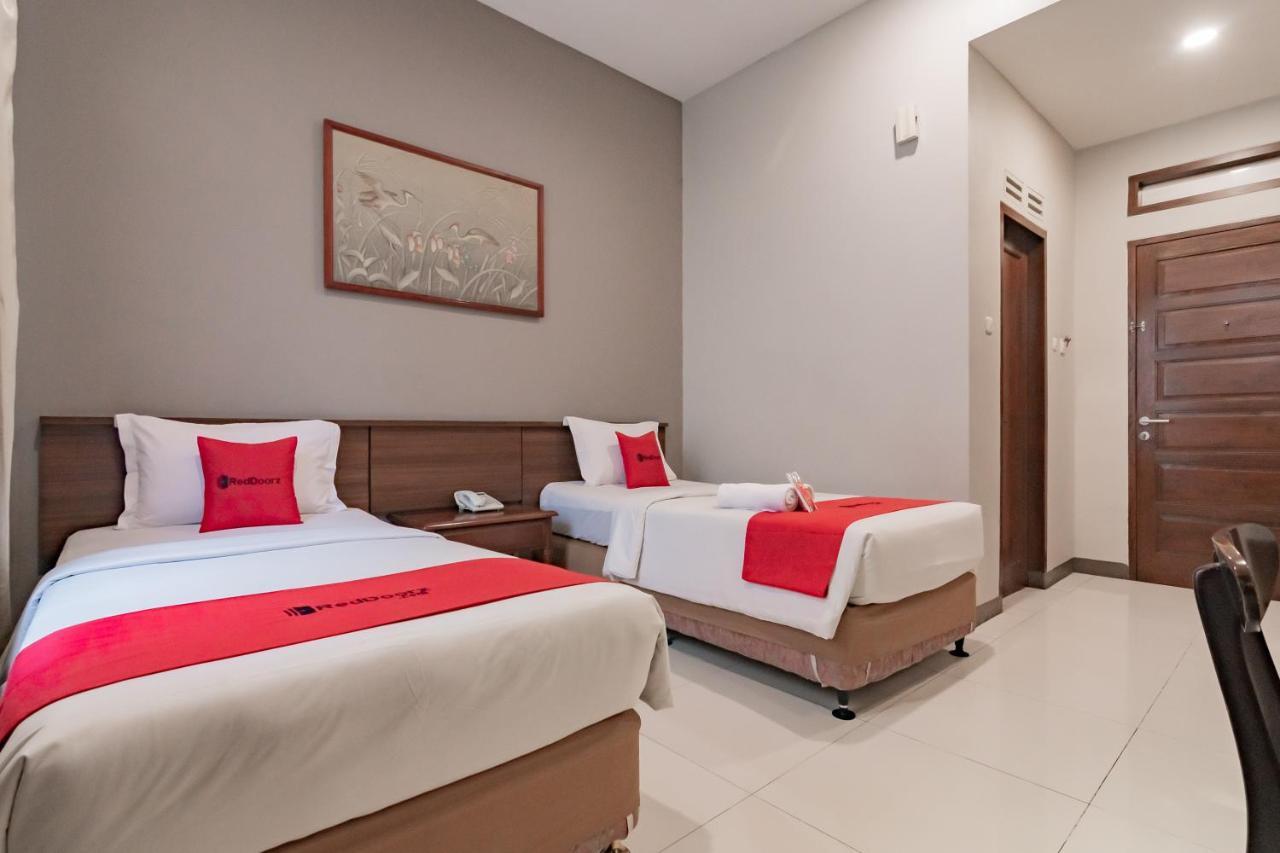 Hotel Reddoorz Near Simpang Dago 2 Bandung Esterno foto