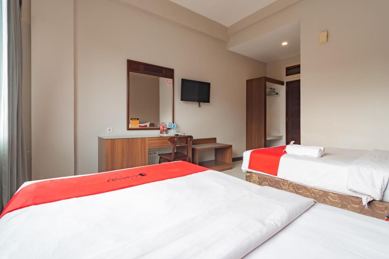 Hotel Reddoorz Near Simpang Dago 2 Bandung Esterno foto