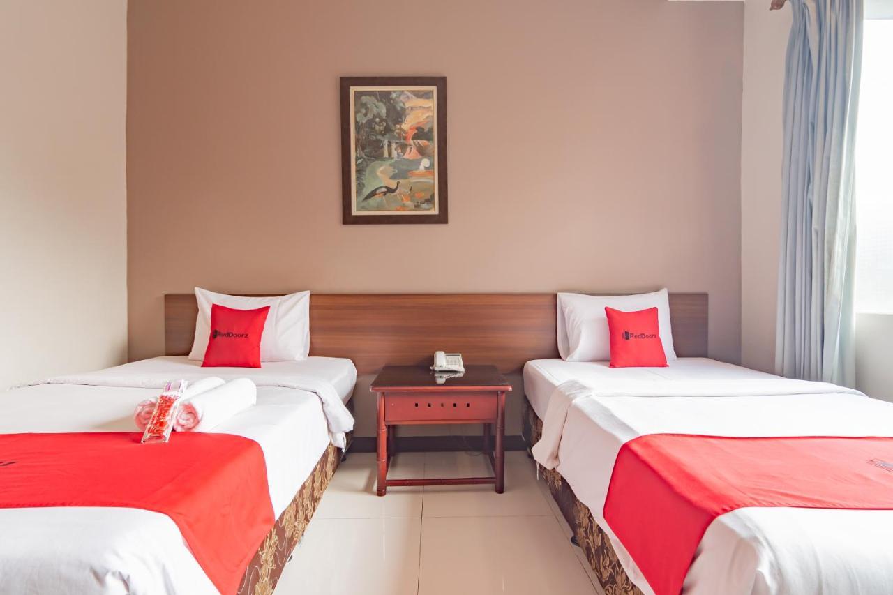 Hotel Reddoorz Near Simpang Dago 2 Bandung Esterno foto