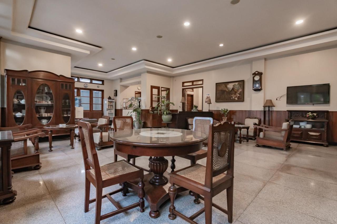 Hotel Reddoorz Near Simpang Dago 2 Bandung Esterno foto