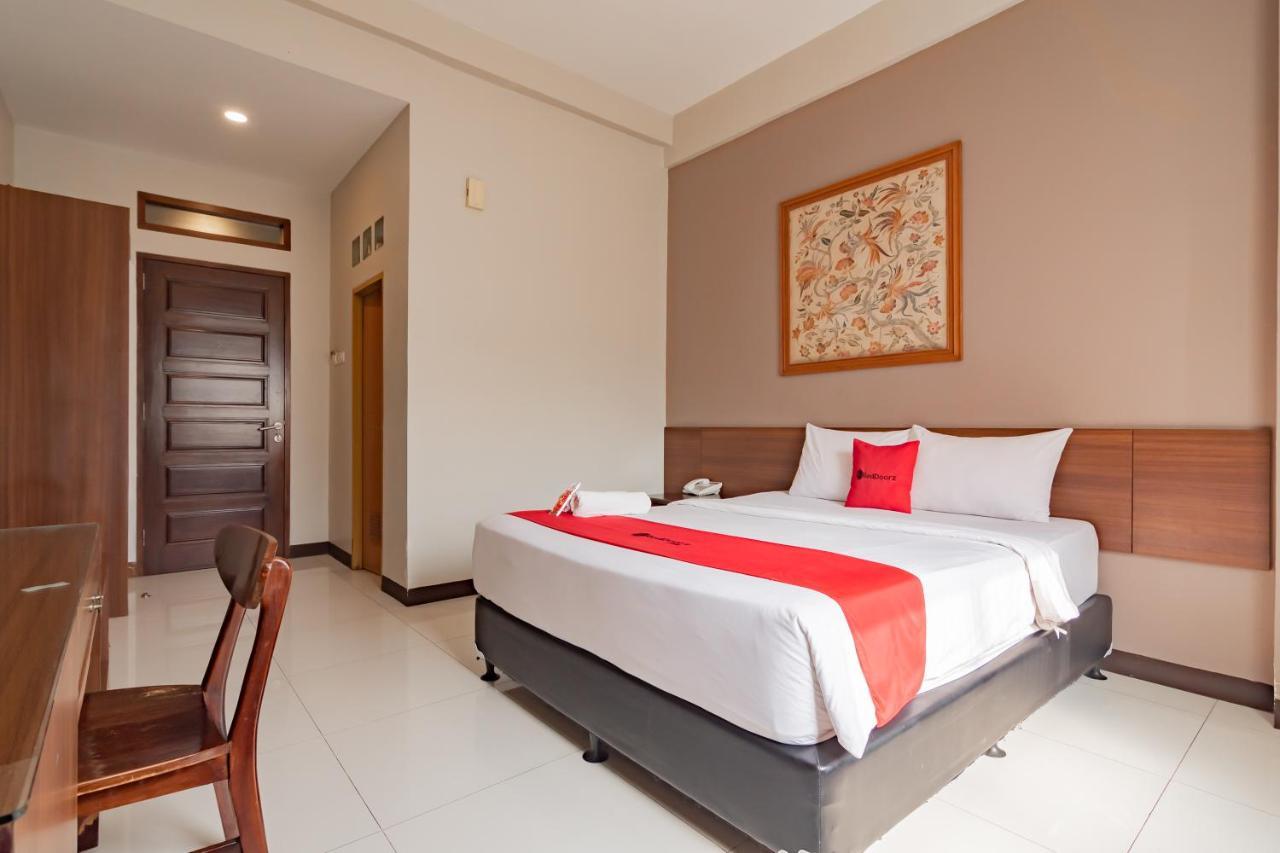 Hotel Reddoorz Near Simpang Dago 2 Bandung Esterno foto