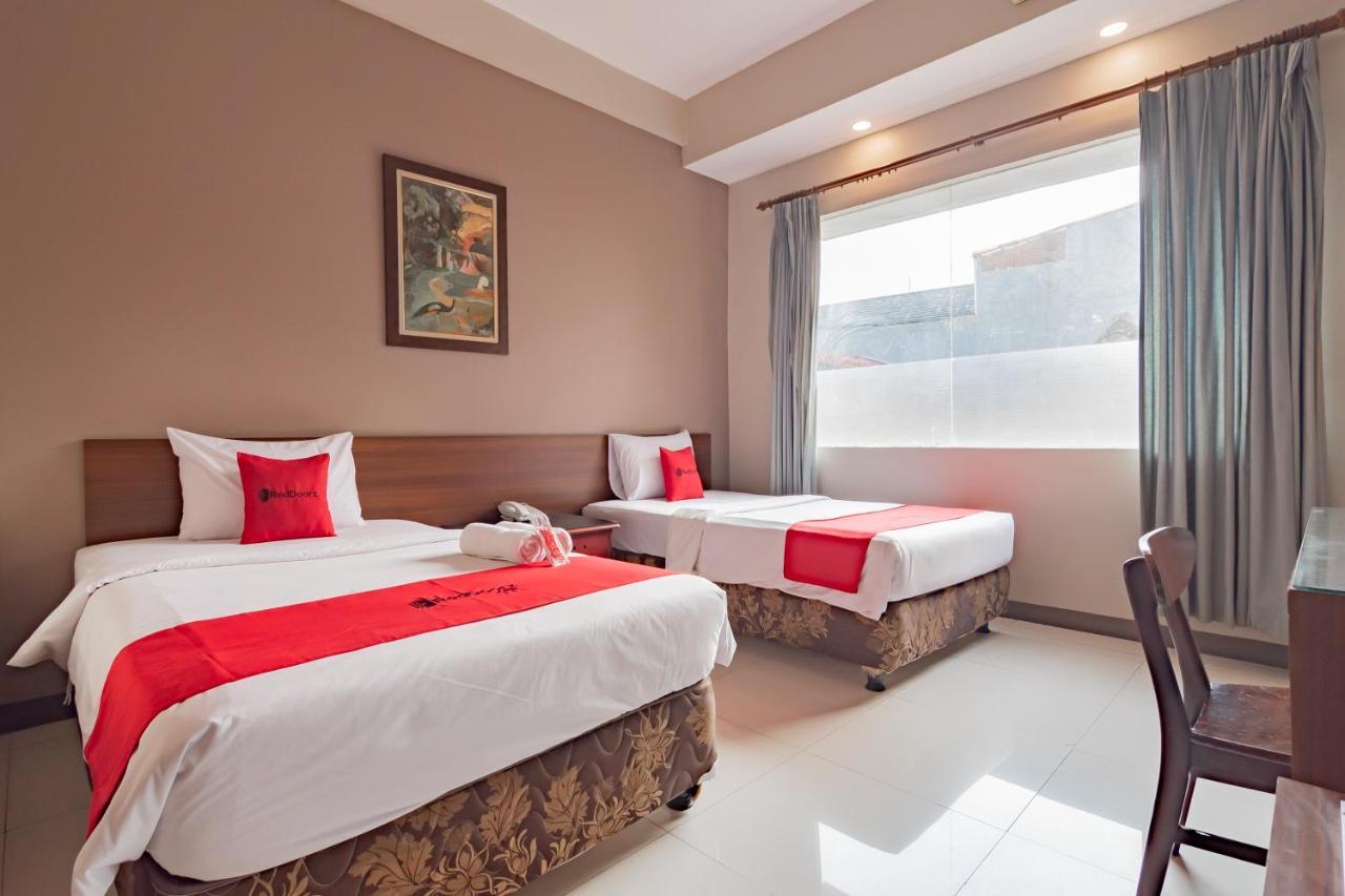 Hotel Reddoorz Near Simpang Dago 2 Bandung Esterno foto