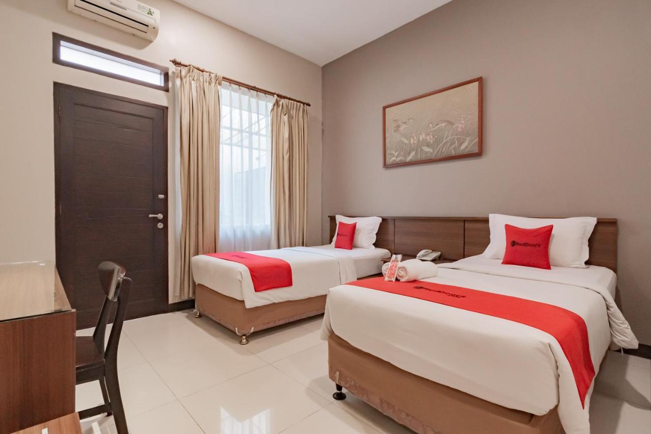 Hotel Reddoorz Near Simpang Dago 2 Bandung Esterno foto