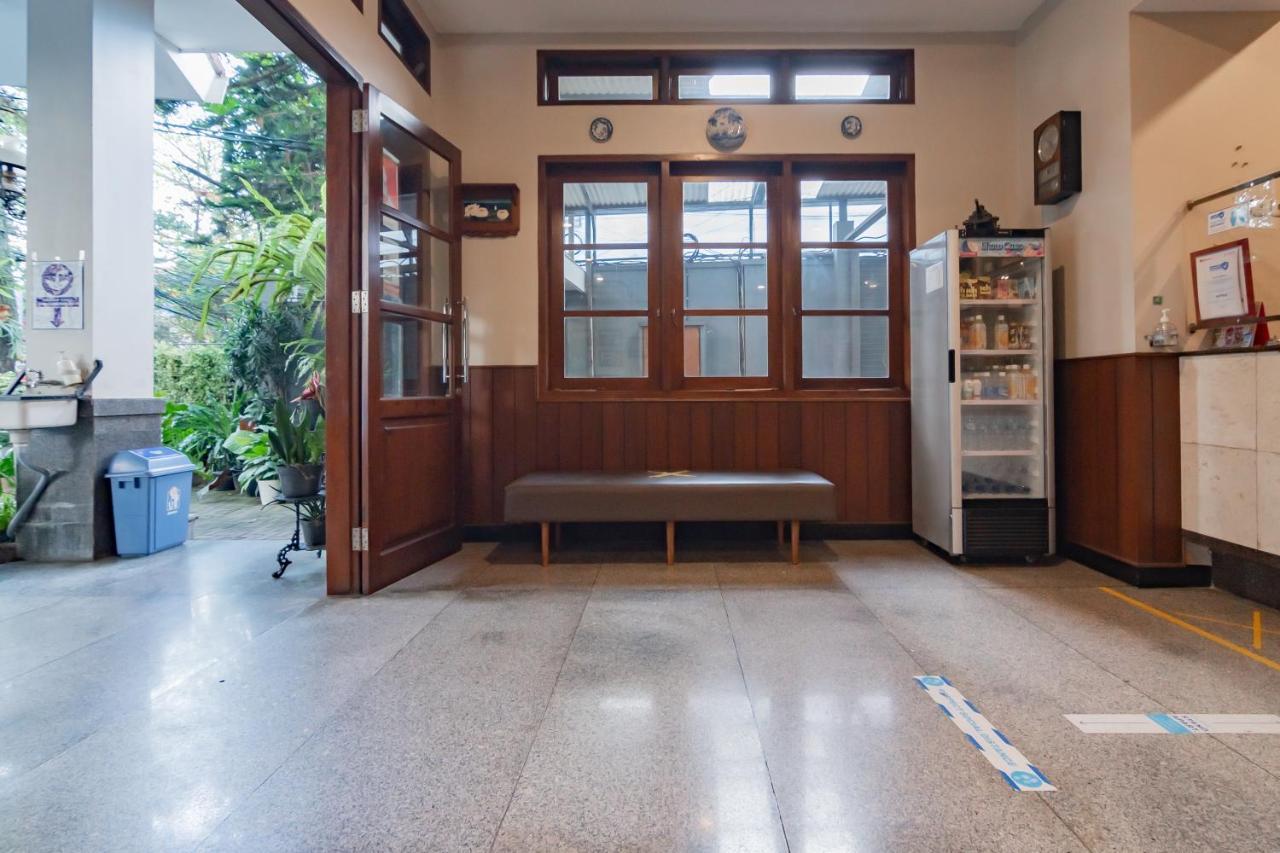 Hotel Reddoorz Near Simpang Dago 2 Bandung Esterno foto